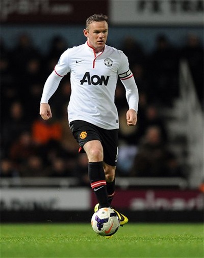 Vidic, Evra, Ferdinand, Giggs không có mặt và Rooney được trao chiếc băng đội trưởng