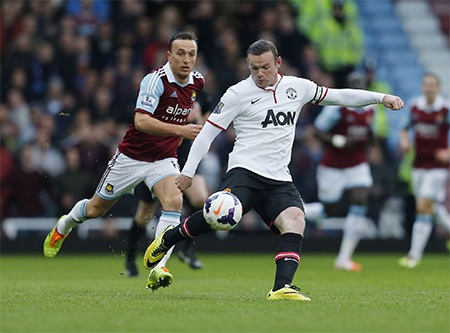 Phút thứ 7, Rooney sút bóng từ giữa sân