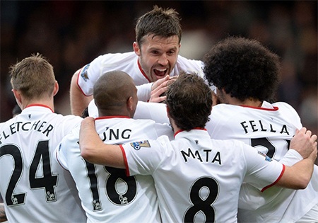 Các cầu thủ MU chia vui cùng Rooney