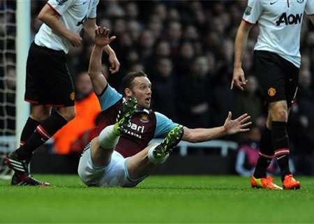 Một bàn thắng đầy may mắn khi đối phương phá bóng đập chân anh bắn vào lưới