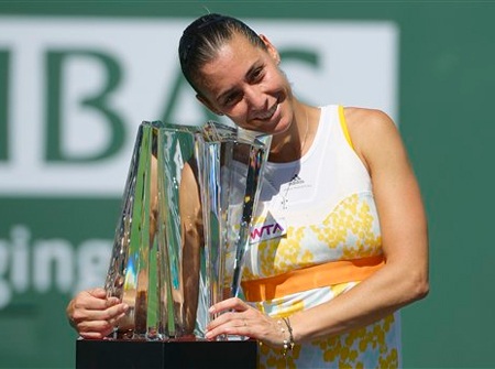 Pennetta bên chiếc cúp vô địch