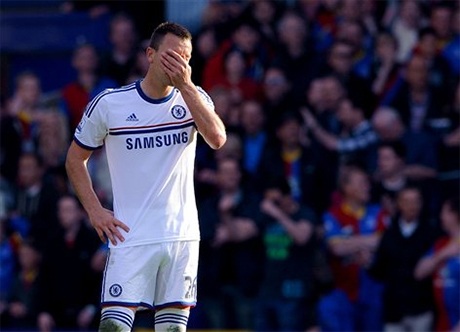 Chelsea và Tottenham đứt tham vọng bởi các pha “đốt đền” - 1 Sự thất vọng của Terry sau khi đốt lưới nhà