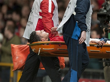 West Ham - Man Utd: Ngày vui qua mau - 2 Chấn thương của VanPersie khiến MU mất đi phần lớn sức mạnh