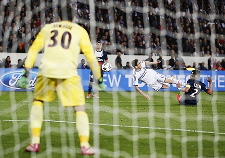 Thiago Silva có pha phạm lỗi ngớ ngẩn với Oscar trong vòng cấm để tạo nên quả phạt đền ở phút 26