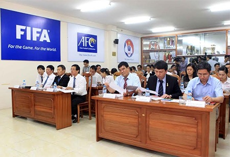 Các đội bóng đồng ý đội đứng cuối bảng sẽ đá play-off, ảnh: Minh Phương
