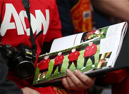 Một cổ động viên đến sân với quyển tạp chí có 4 cầu thủ thuộc thế hệ vàng (có Giggs)