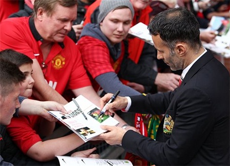 HLV tạm quyền của MU kí tặng cho người hâm mộ