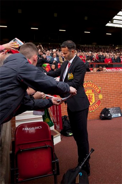 Rất đông người muốn có chữ kí của vị HLV tạm quyền của MU