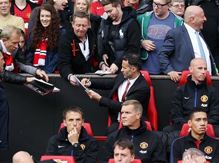 Ngay cả khi về khu vực kĩ thuật vẫn có người hâm mộ muốn Giggs kí tặng