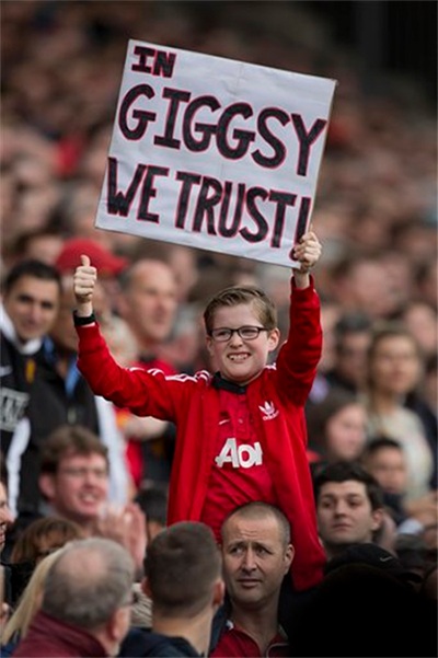 Một cổ động viên nhí giơ tấm bảng cho thấy họ thực sự tin tưởng vào Giggs