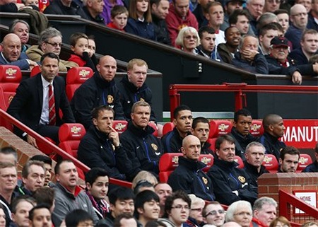 Một cổ động viên nhí giơ tấm bảng cho thấy họ thực sự tin tưởng vào Giggs