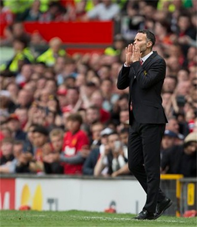 Vị HLV tạm quyền của MU chỉ đạo cầu thủ thi đấu từ khu vực kỹ thuật