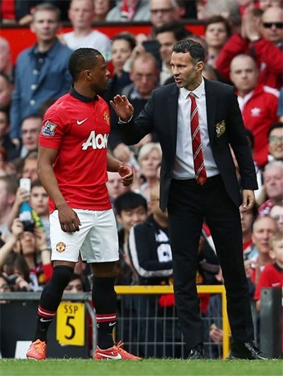 Giggs trao đổi với Evra từ bên đường biên