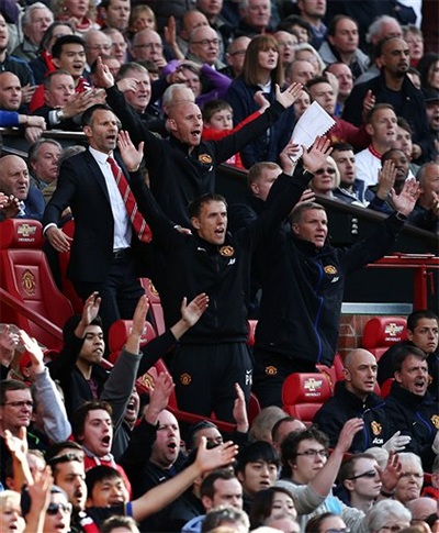 Niềm vui của Giggs khi đội bóng ghi bàn.