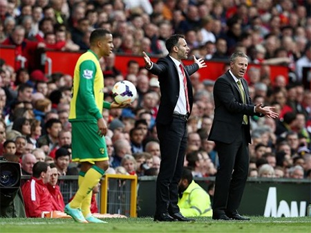 Giggs cũng có những phản ứng với các trọng tài để bảo vệ cầu thủ