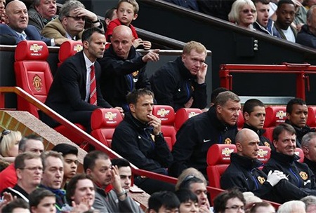 Giggs trao đổi với Butt trong khu vực kỹ thuật