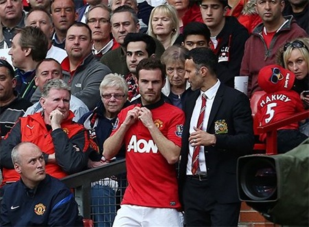 Giggs nói chuyện với Mata trước khi tung anh vào sân