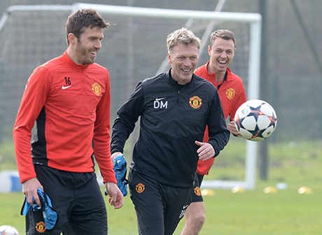 MU bình yên trước “cơn bão lớn” - 5 Moyes, Carrick và Evans đều cười đùa rất vui vẻ trên sân tập