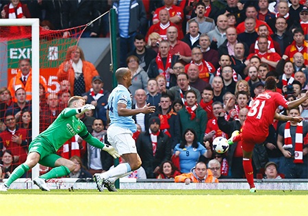 Liverpol đã tấn công nhanh và ngay phút thứ 7 đội chủ nhà đã mở được tỉ số