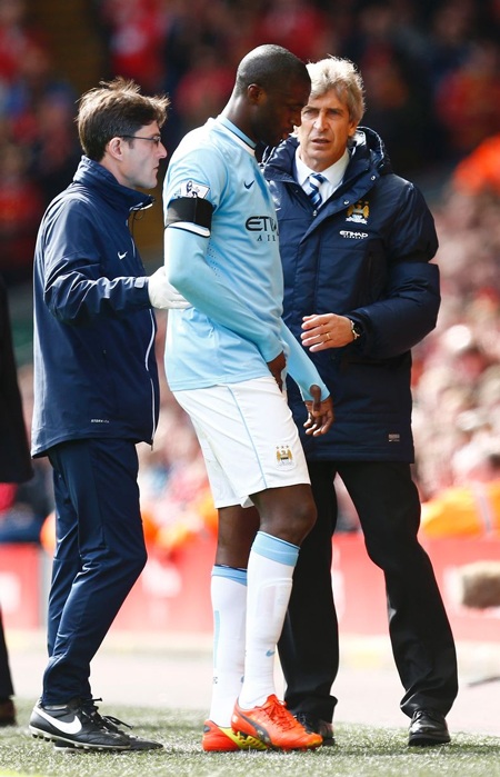 Yaya Toure sớm rời sân do chấn thương