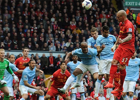 Khi vừa qua nửa hiệp thi đấu thứ nhất, Skrtel trừng phạt sai lầm của hàng thủ Man City