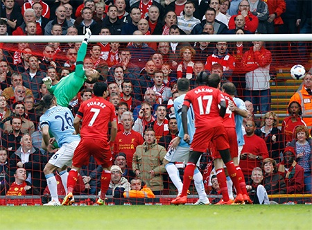 Kompany không kèm hậu vệ của Liverpool và để cầu thủ này đánh đầu tung lưới Man City