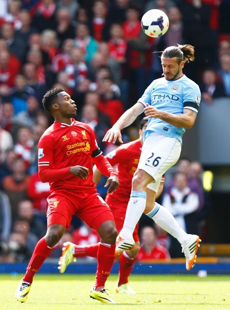 Hàng thủ già nua của Man City liên tục chao đảo trước sức công mạnh mẽ của Liverpool