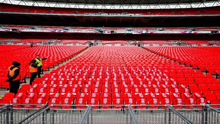 Rất nhiều hòa được đặt mỗi dịp tháng 4 về để tưởng nhớ những người đã nằm xuống