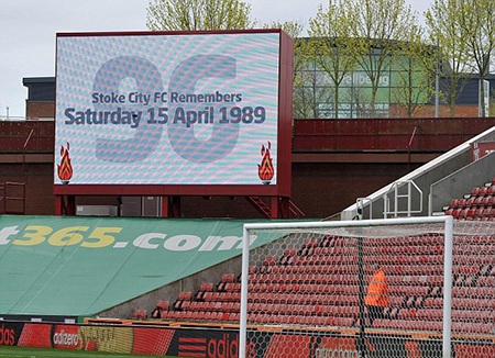 Khán đài Britannia cũng có những hành động tưởng nhớ các cổ động viên của Liverpool