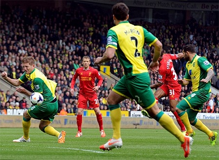 Đánh bại Norwich, Liverpool rộng cửa vô địch Premier League - 2 Mỗi lần Liverpool tăng tốc là họ có khả năng xé nát hàng thủ của Norwich