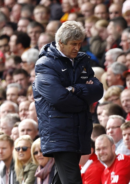 Pellegrini âu sầu bên ngoài đường biên sau khi đội bóng của ông bị thủng lưới 2 bàn