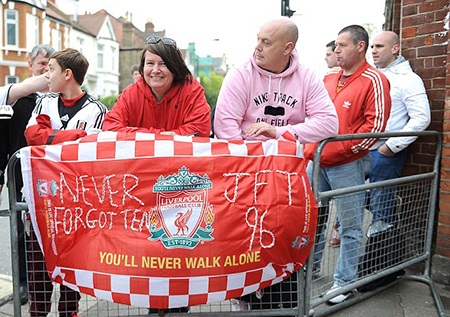 Khán đài Britannia cũng có những hành động tưởng nhớ các cổ động viên của Liverpool