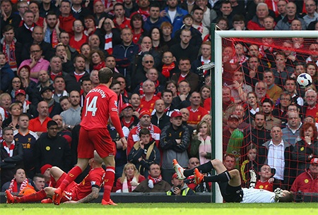 5 phút sau, cũng từ đôi chân ma thuật của Silva đã khiến Johnson đá phản lưới nhà