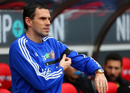 Tiền đạo Bornini đặt vòng hoa vào điểm giữa sân trước khi hai đội thể hiện phút mặc niệm