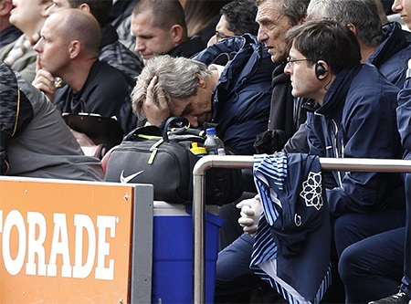 Pellegrini ôm đầu chán nản ở trên băng ghế chỉ đạo với thất bại tai hại này