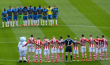 Phút tưởng niệm tại Britannia của các cầu thủ Stoke và Newcastle