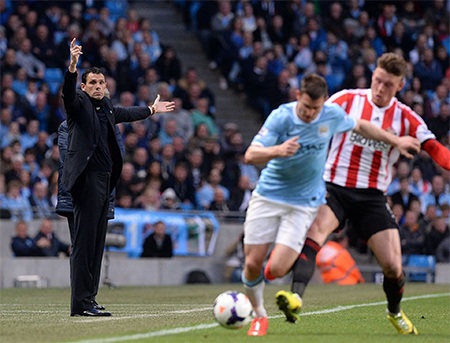 Vị chiến lược gia của Mèo đen liên tục chỉ đạo học trò thi đấu từ bên ngoài đường biên