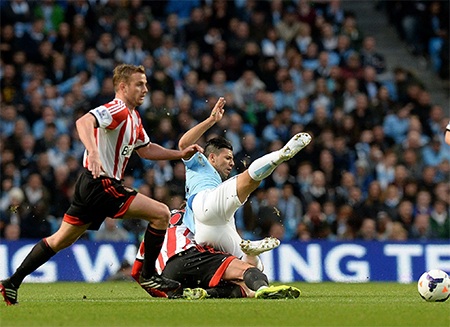 Aguero mới trở lại sau chấn thương và anh bị các hậu vệ Sunderland chăm sóc rất kỹ