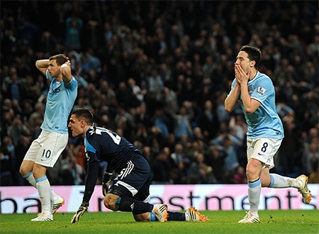 Các cầu thủ chủ nhà tiếc nuối cơ hội ghi bàn bị bỏ lỡ