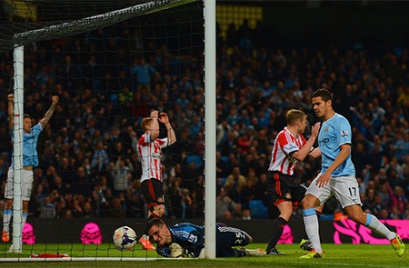 ..thủ thành Mannone mắc sai lầm khi để bóng tuột tay và khiến Sunderlan mất 3 điểm