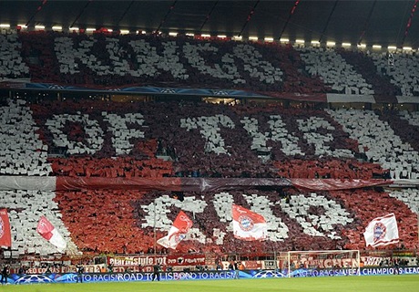 Dòng chữ  King of the Cup được các cổ động viên Bayern Munich xếp trên khán đài Allianz Arena