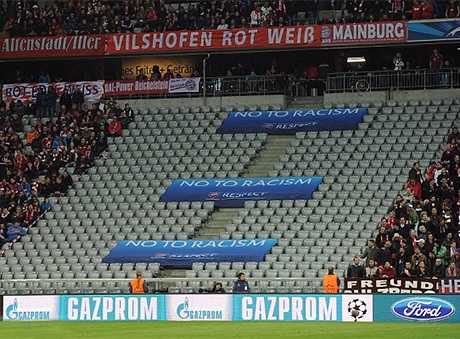 Dòng chữ  King of the Cup được các cổ động viên Bayern Munich xếp trên khán đài Allianz Arena