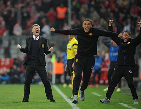 Niềm vui của HLV Moyes và các thành viên ban huấn luyện