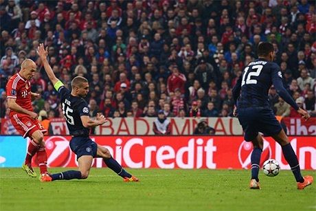 Robben ấn định chiến thắng 3-1 ở phút 76 sau cú sút chạm chân Vidic