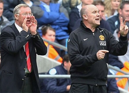 13 sai lầm khiến Moyes đối mặt với việc bị sa thải - 1 Ferguson nghỉ hưu, trợ lý của ông Phelan cũng bị mất việc