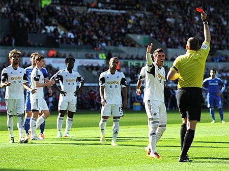 Nhọc nhằm kiếm 3 điểm, Chelsea tiếp tục bám đuổi Liverpool - 2 Chiếc thẻ đỏ của Chico khiến Swansea gặp khó khăn