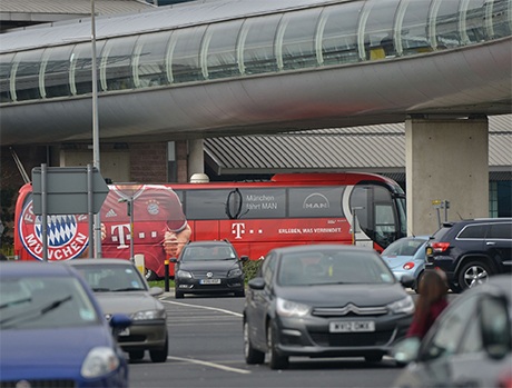 Sau một hồi vất vả, cuối cùng chiếc xe buýt chở Bayern Munich cũng lăn bánh để về khách sạn