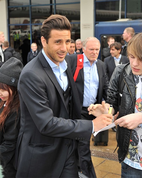 Tiền đạo Claudio Pizarro trong vòng vây của người hâm mộ