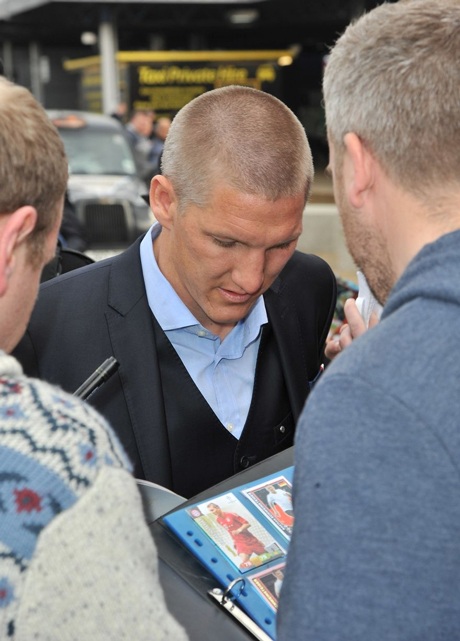 Bastian Schweinsteiger bị kìm chân trong vòng vây của các cổ động viên