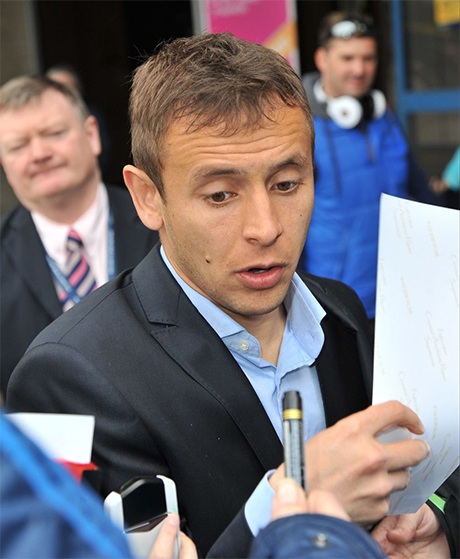 Hậu vệ Rafinha lách qua người hâm mộ để tới xe buýt